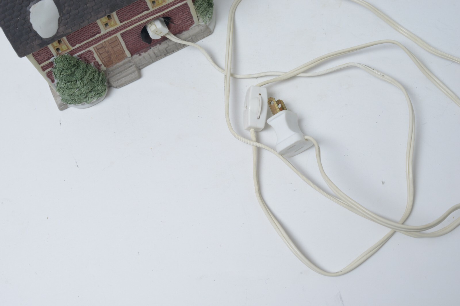 1991 Lemax Hearthside Village Lighted House – Damaged Cracked Roof