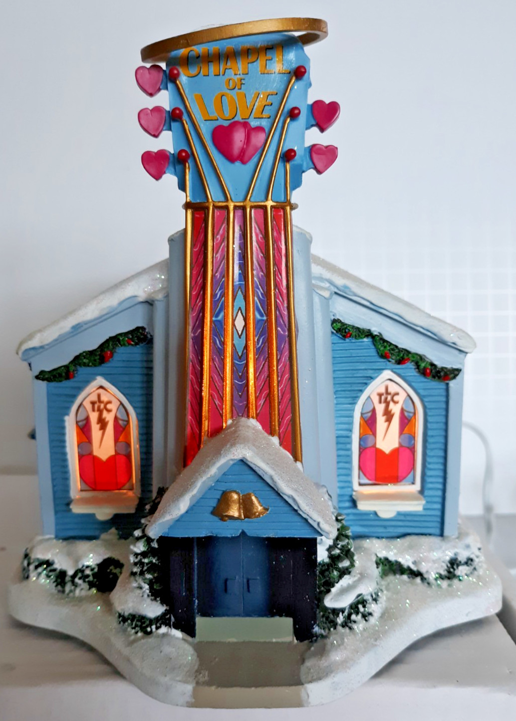 Hawthorne Chapel of Love Elvis Presley Rock n Roll Holiday Village lights up