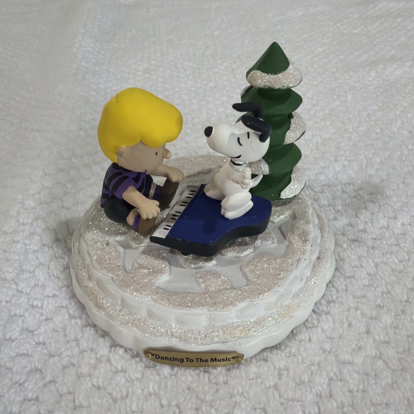 Bradford Exchange Peanuts Very Merry Christmas Dancing to Music