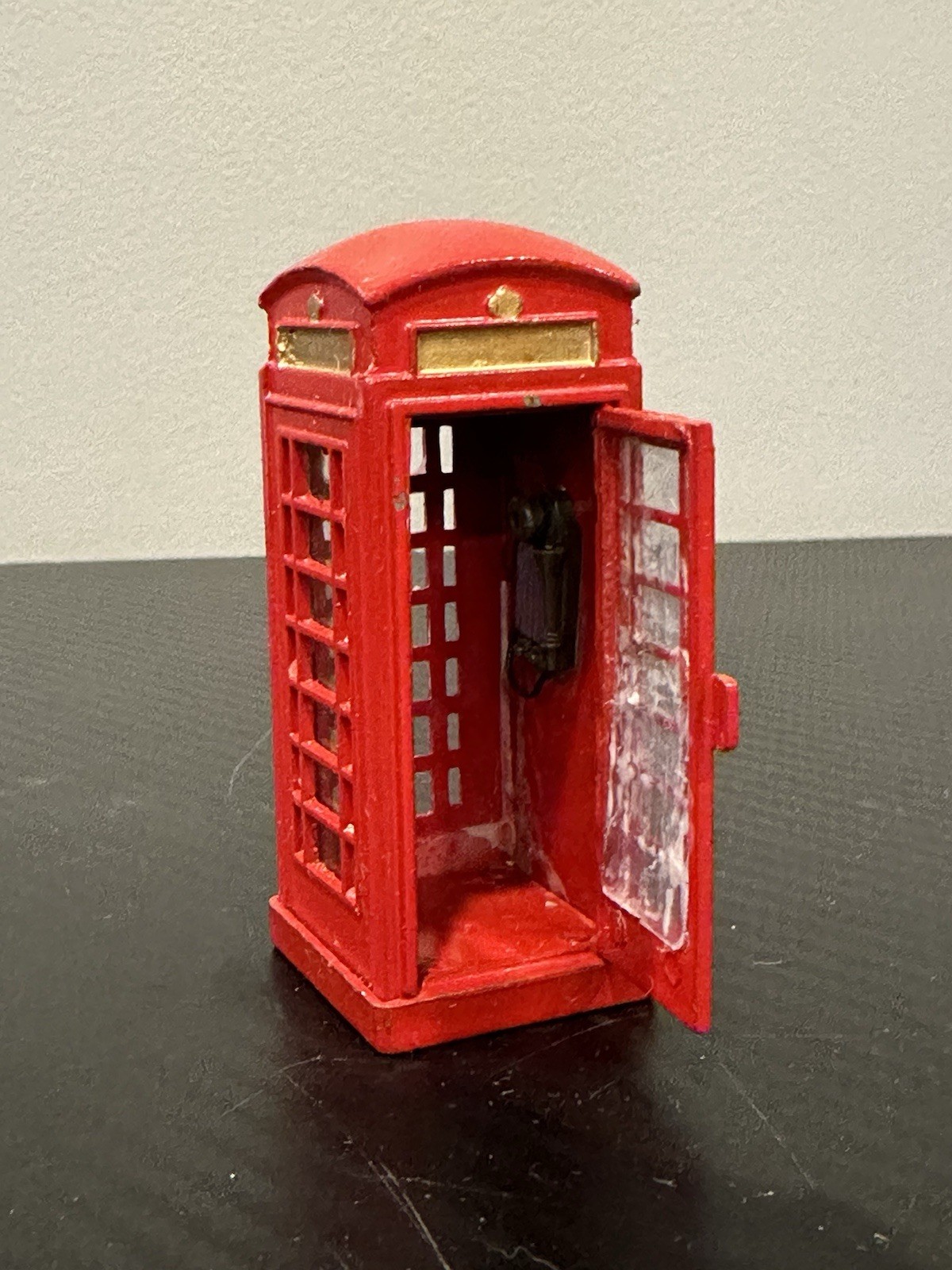 Lemax English 3″H Red Telephone Booth Diecast Metal