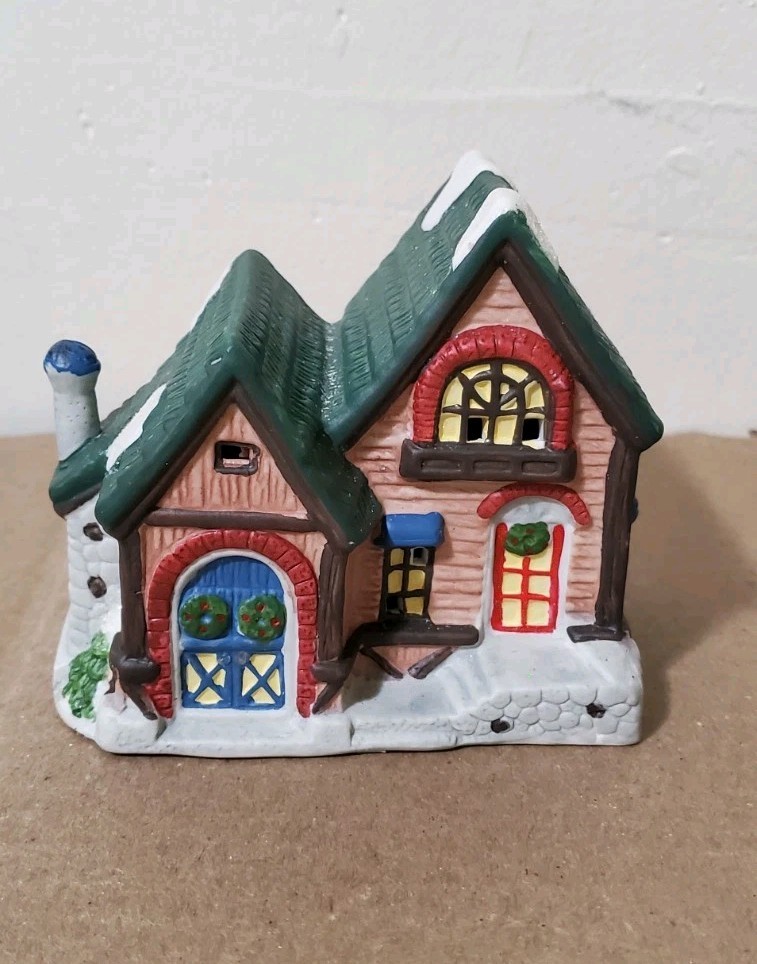 Cobblestone Corners 2001 Christmas Village Alpine Lodge Green Roof Ceramic 04969