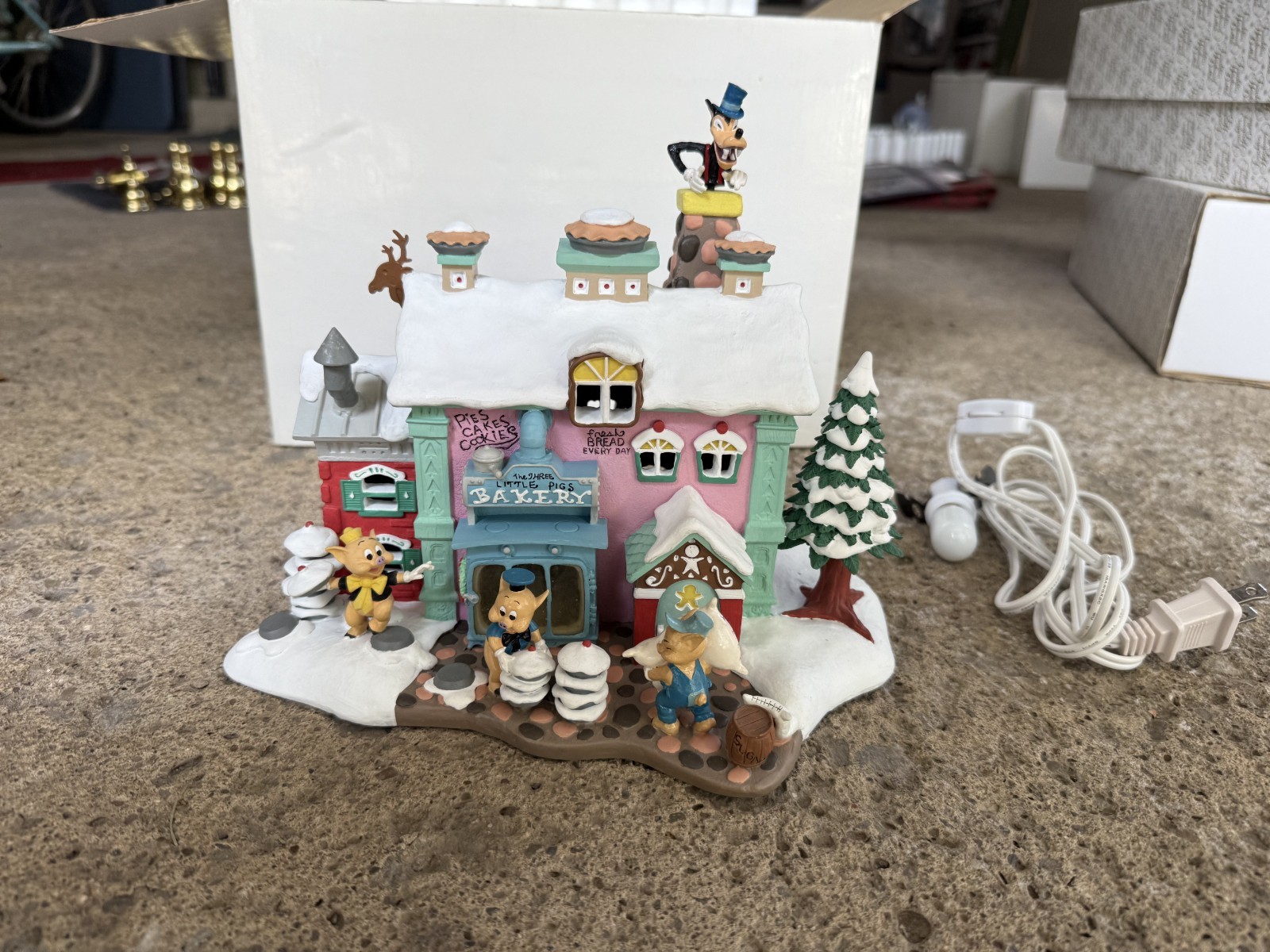 Disney Winter Wonderland Three Little Pigs Bakery House, NIB, Danbury Mint