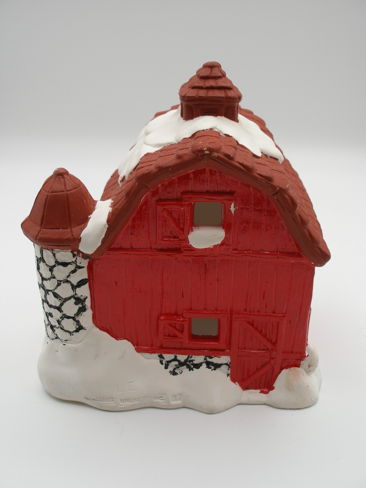 Painted Vtg Accent unlimited Crafts Christmas Village Barn – has chips, L3