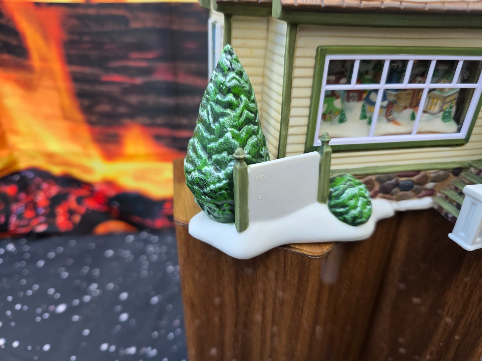 Dept 56 – Collector’s Club House Christmas Village 54800 with figurine