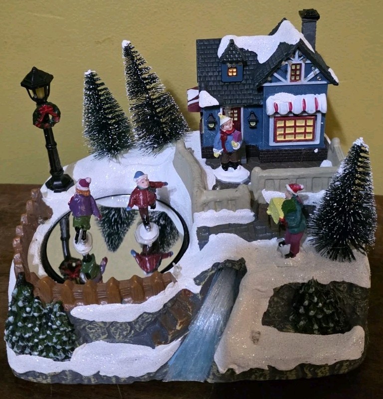 Avon Vintage Holiday Light Up Scene With Ice Skaters – New