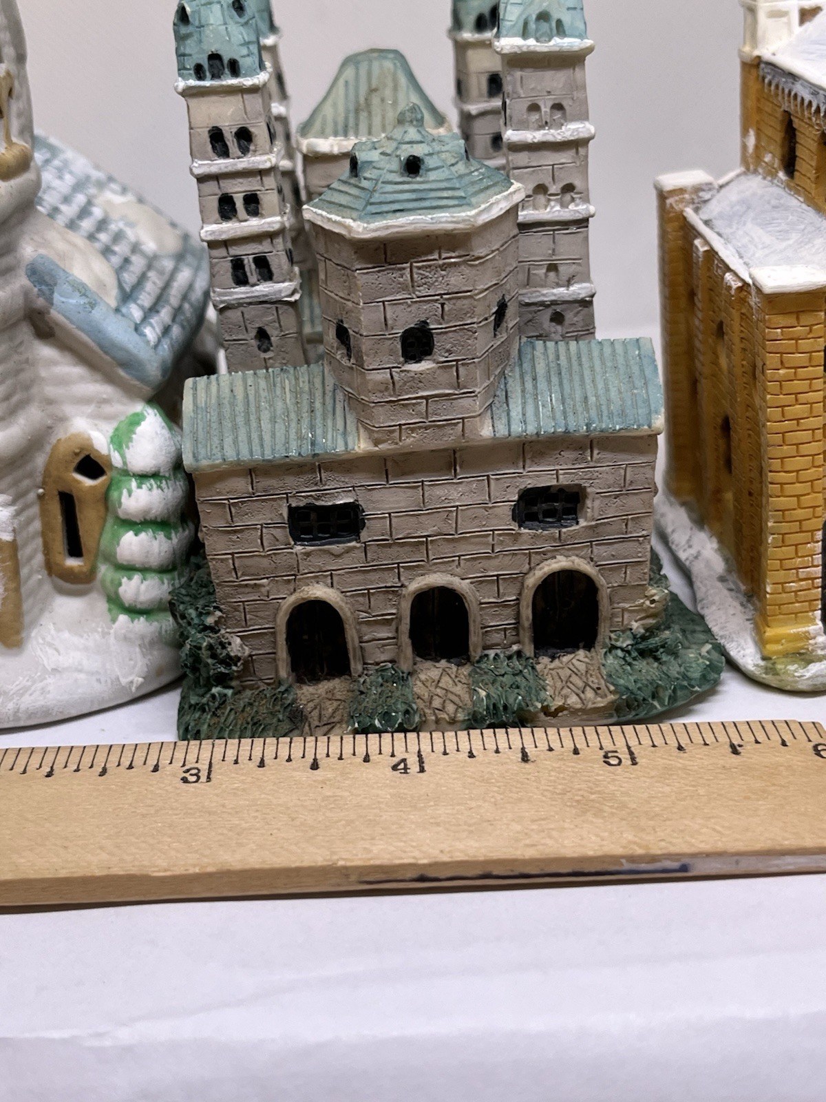 Christmas churches x 3 village display multicolor dimentions in photo’s vguc