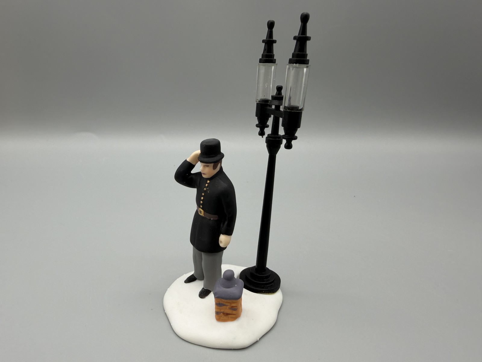 Vintage Dept 56 Heritage Village Constables 3 Porcelain Figurines & Lampppost