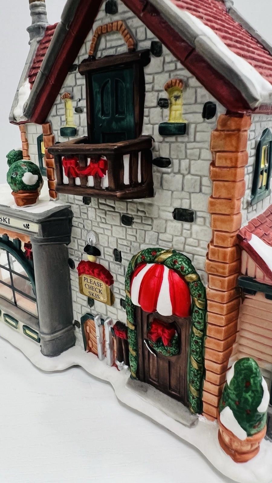 Christmas Delights “Apres Ski Lodge” Porcelain Lighted House Excellent !