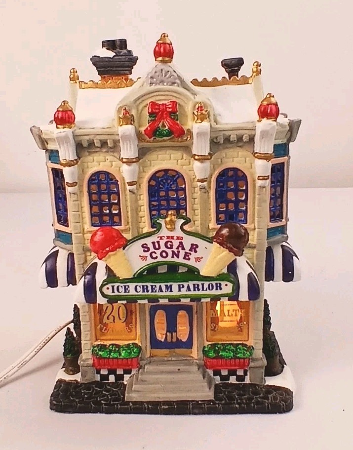 LEMAX Santa’s THE SUGAR CONE Ice Cream Parlor Lighted House 2000 /Works