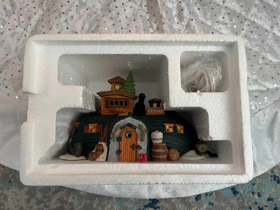 DEPT. 56 PORCELAIN HERITAGE DICKENS PEGGOTTY’S SEASIDE COTTAGE 1988 LIGHT #55506