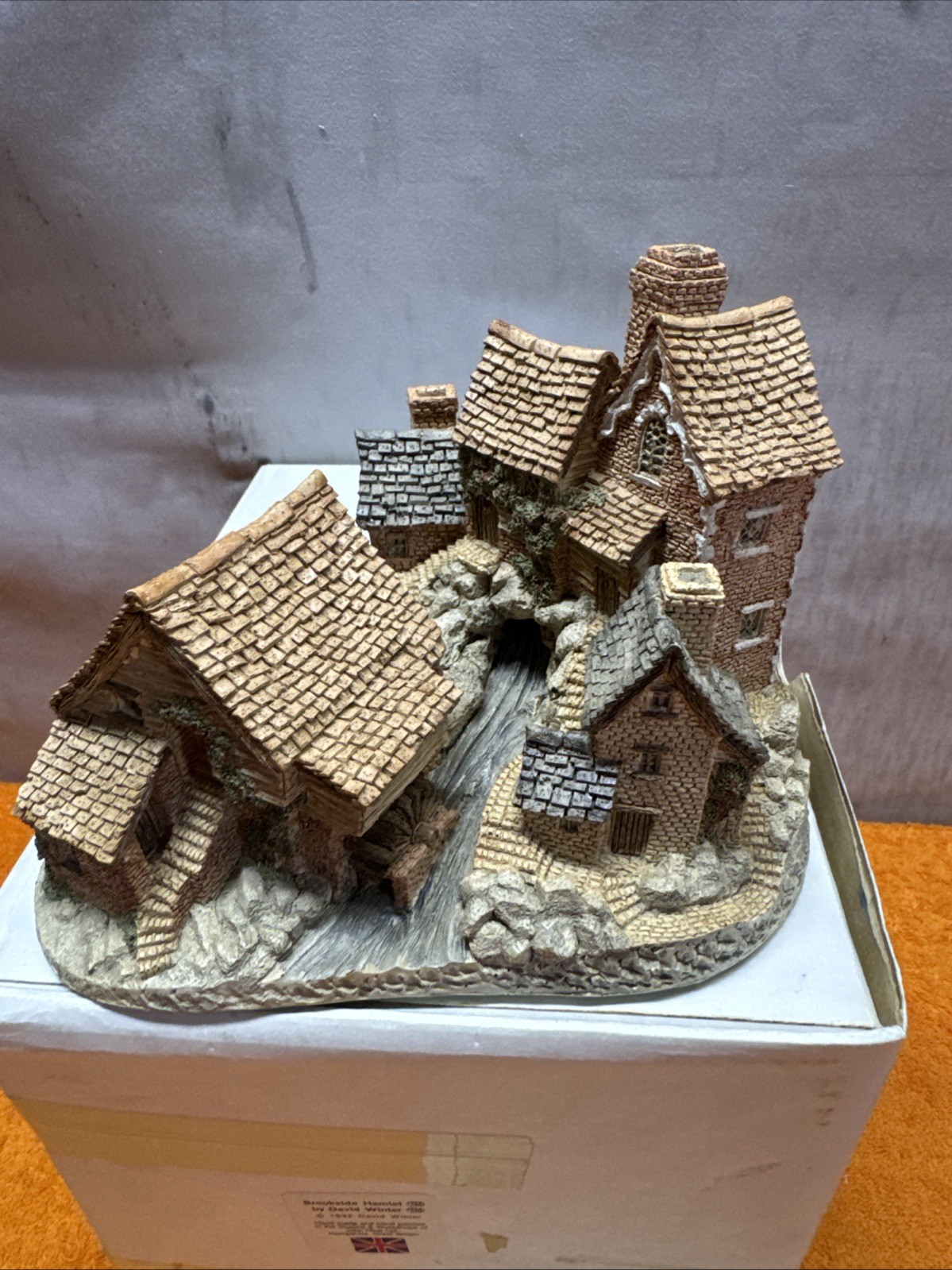 12-4 Vintage 1982 David Winter Cottages Brookside Hamlet Hand Painted Village