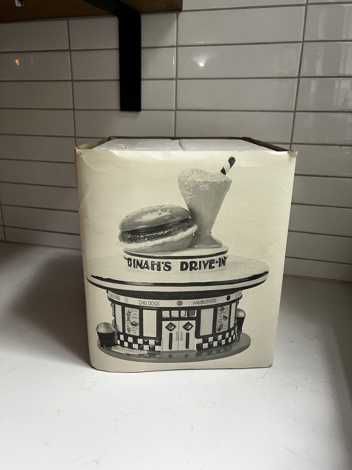 1993 Department 56 Original Snow Village, Dinah’s Drive-In Diner. NOS