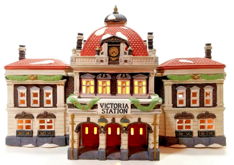 Department 56 Victoria Station Dickens Village Series with Box & 3 Figurines