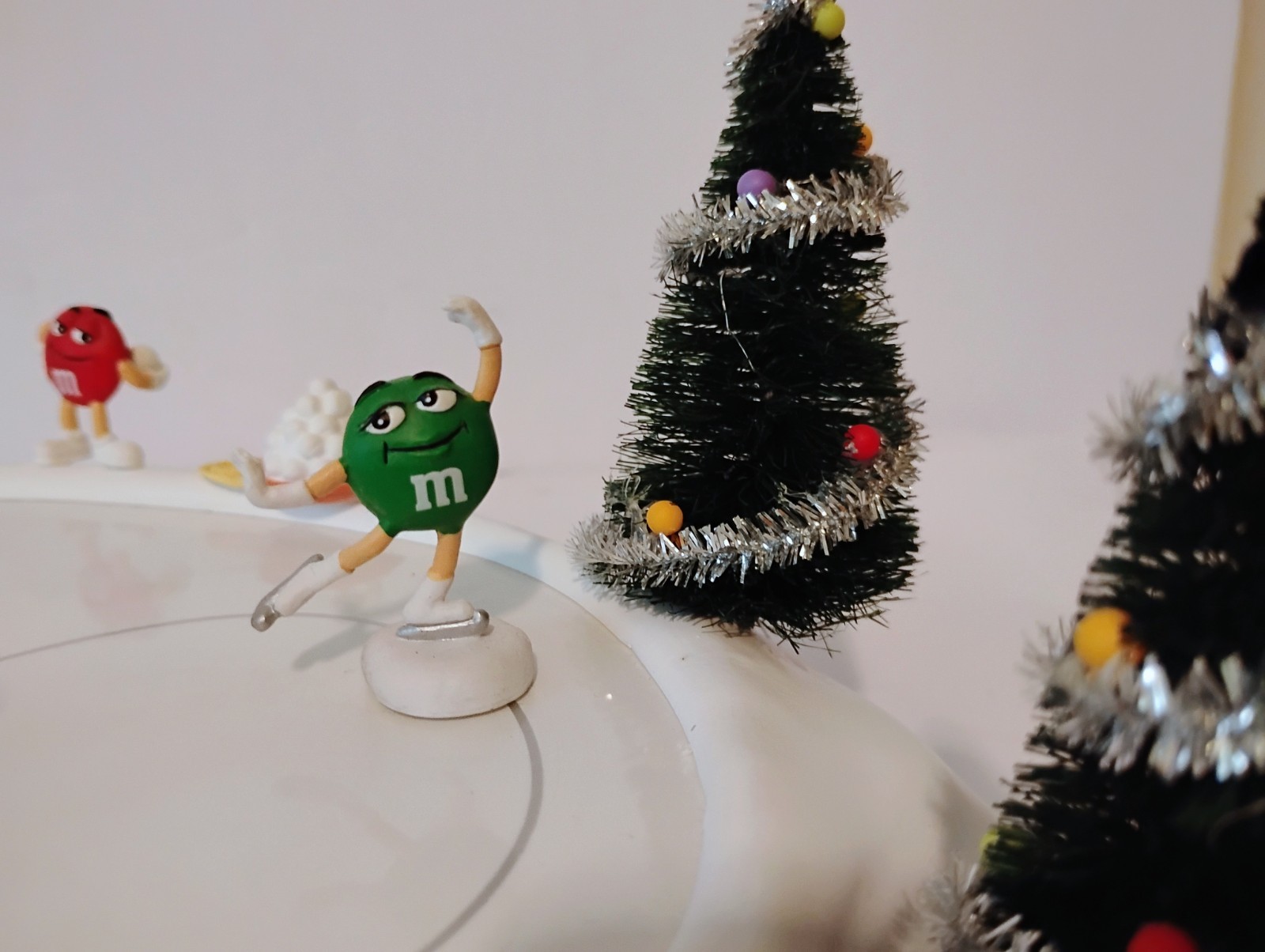 2005 M&M’s Fun on Ice Department 56 North Pole Series Ice Skating #56.56440