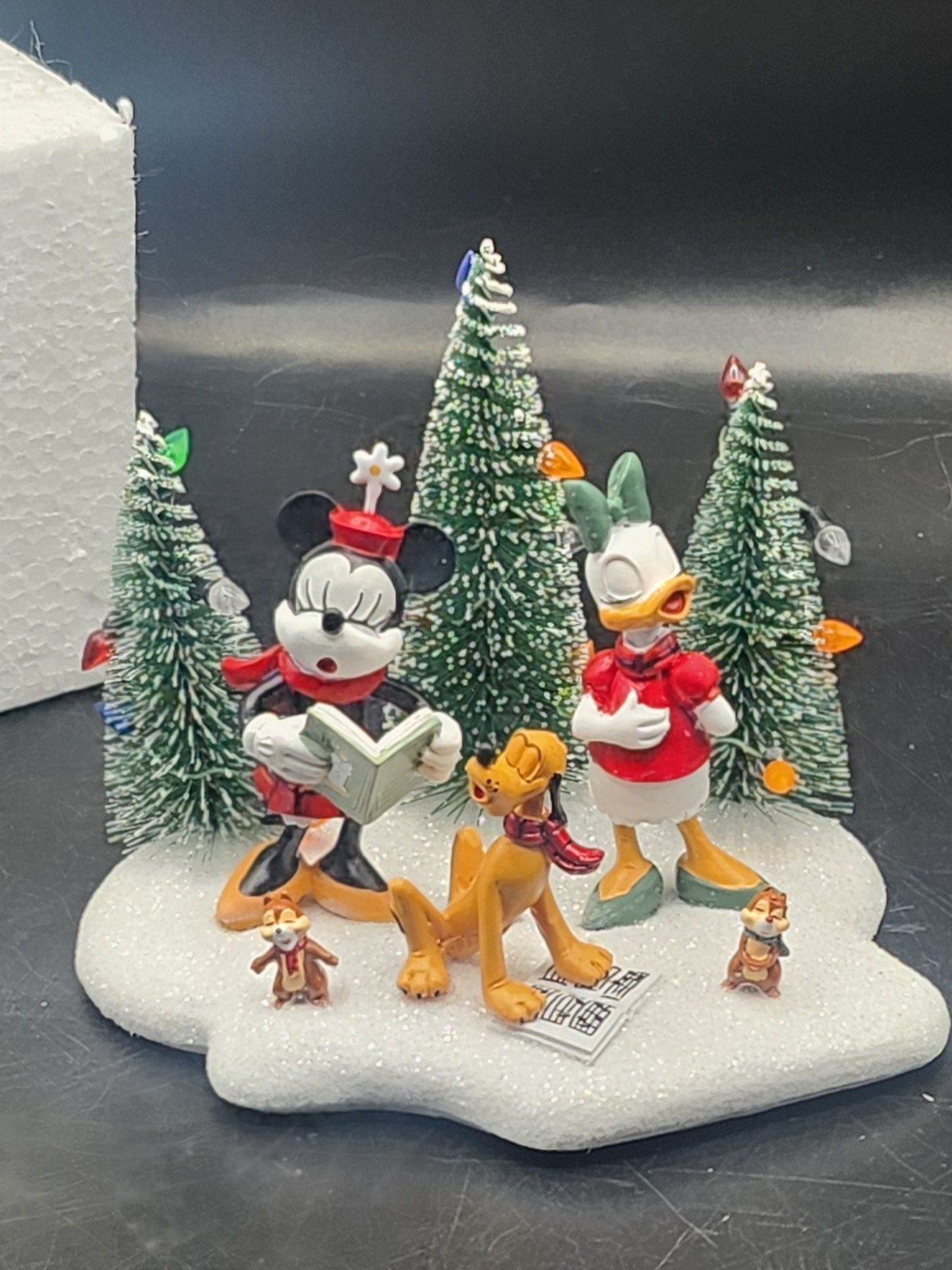 St Nicholas Square Disney Minnie & Daisy With Carolers