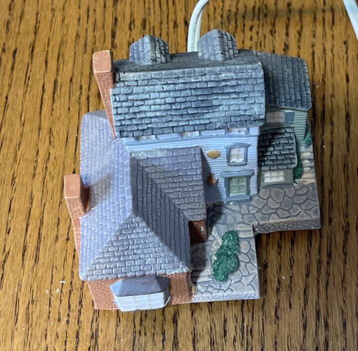 Avon Early American Light-up Village Collection, Town Square, 1989 Tested