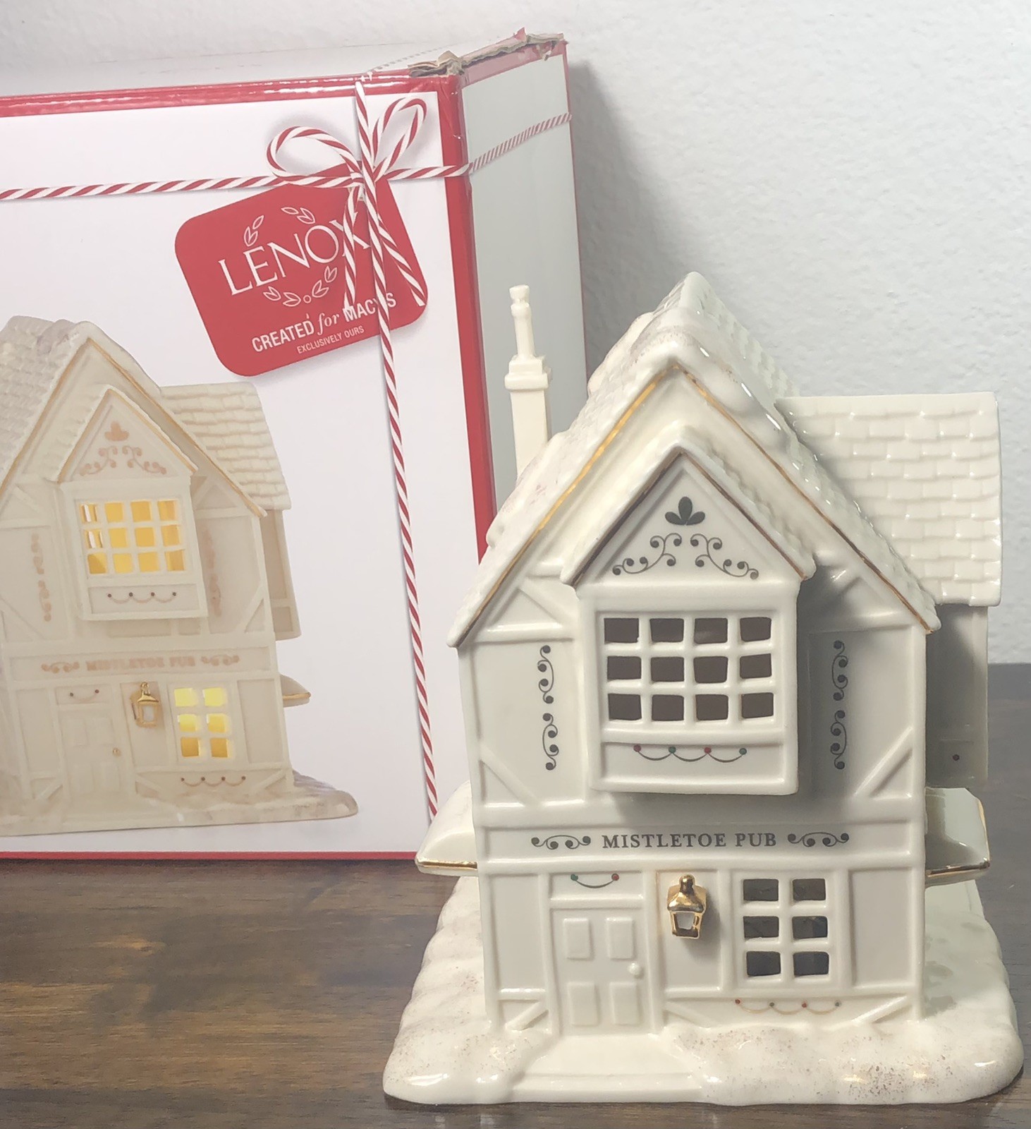Lenox Mistletoe Park TOWN PUB Lighted, Boxed, Retired, Village Treasures #879281