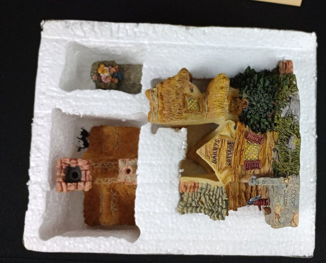 Boyds Bears Resin 5.0 Inch Bailey’s Cozy Cottage Bearly Built Villages Figurine