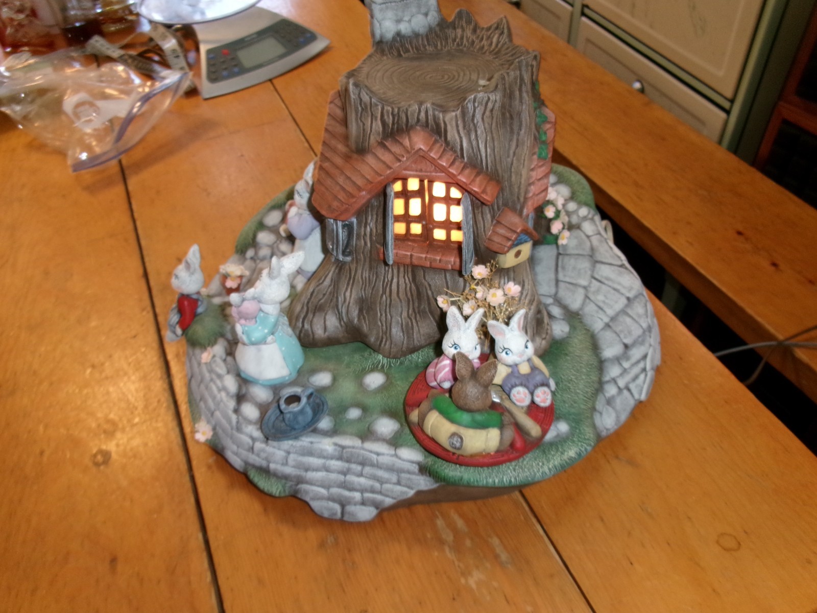 Jaimy brand vtg 1989 Tree stump Easter bunny lightup village porclein 13 in bas