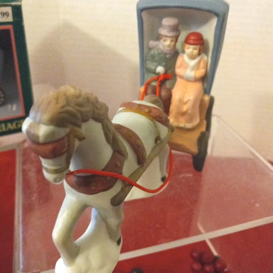 Vintage Venture Memories Collections Porcelain Horse Drawn Carriage W Couple Box
