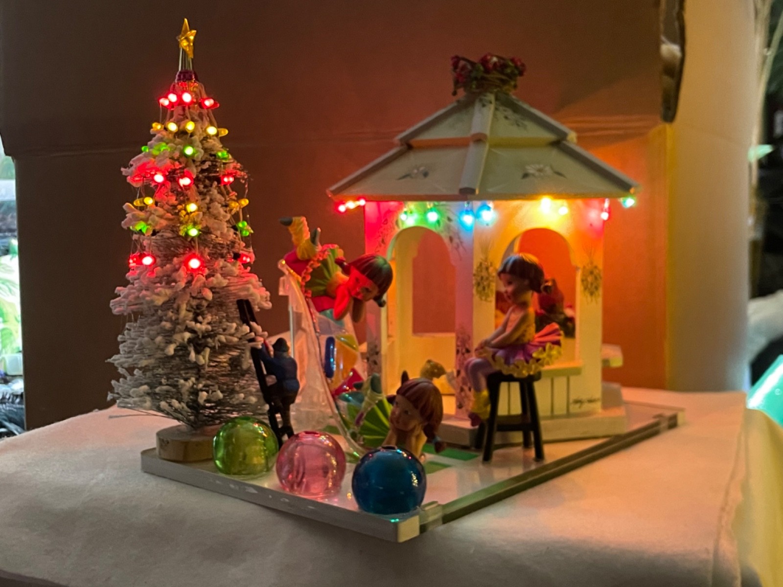 BEAUTIFUL ” GAZEBO CHRISTMAS VILLAGE ” DECORATIONS