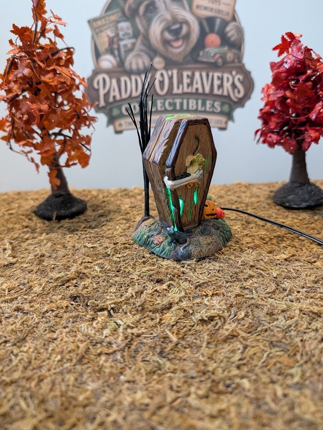 Dept 56 Halloween – Village accessories – Dying to Get in Outhouse