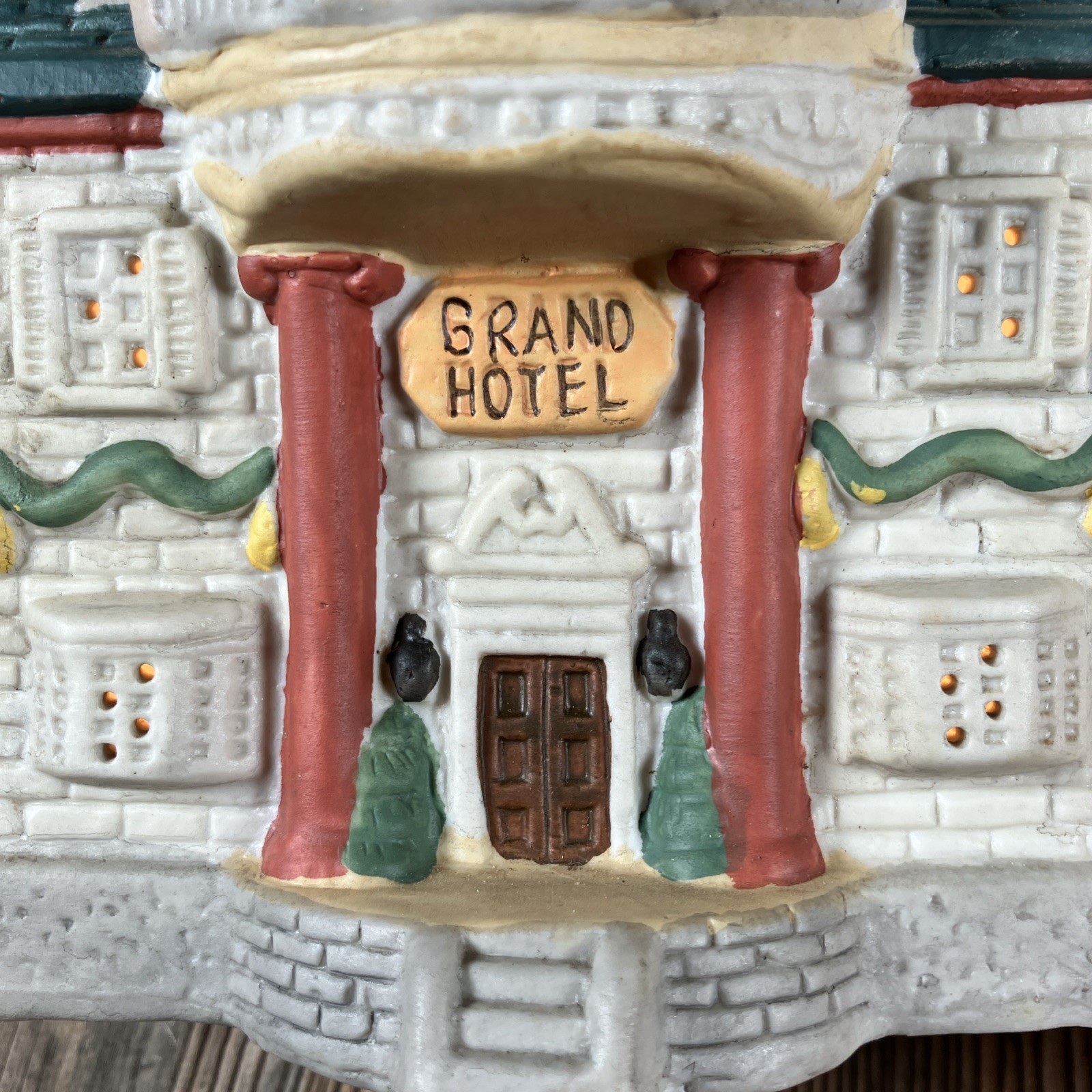 Winter Valley Village Grand Hotel 1994 Lighted Christmas House Vintage Porcelain