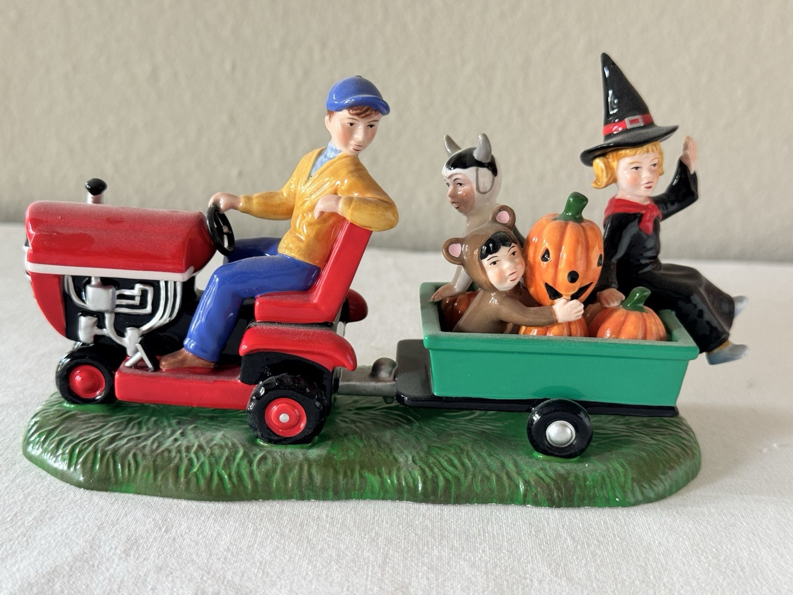 Department 56 Halloween Village Accessory ‘GATHERING PUMPKINS’ – 55200 – 2002
