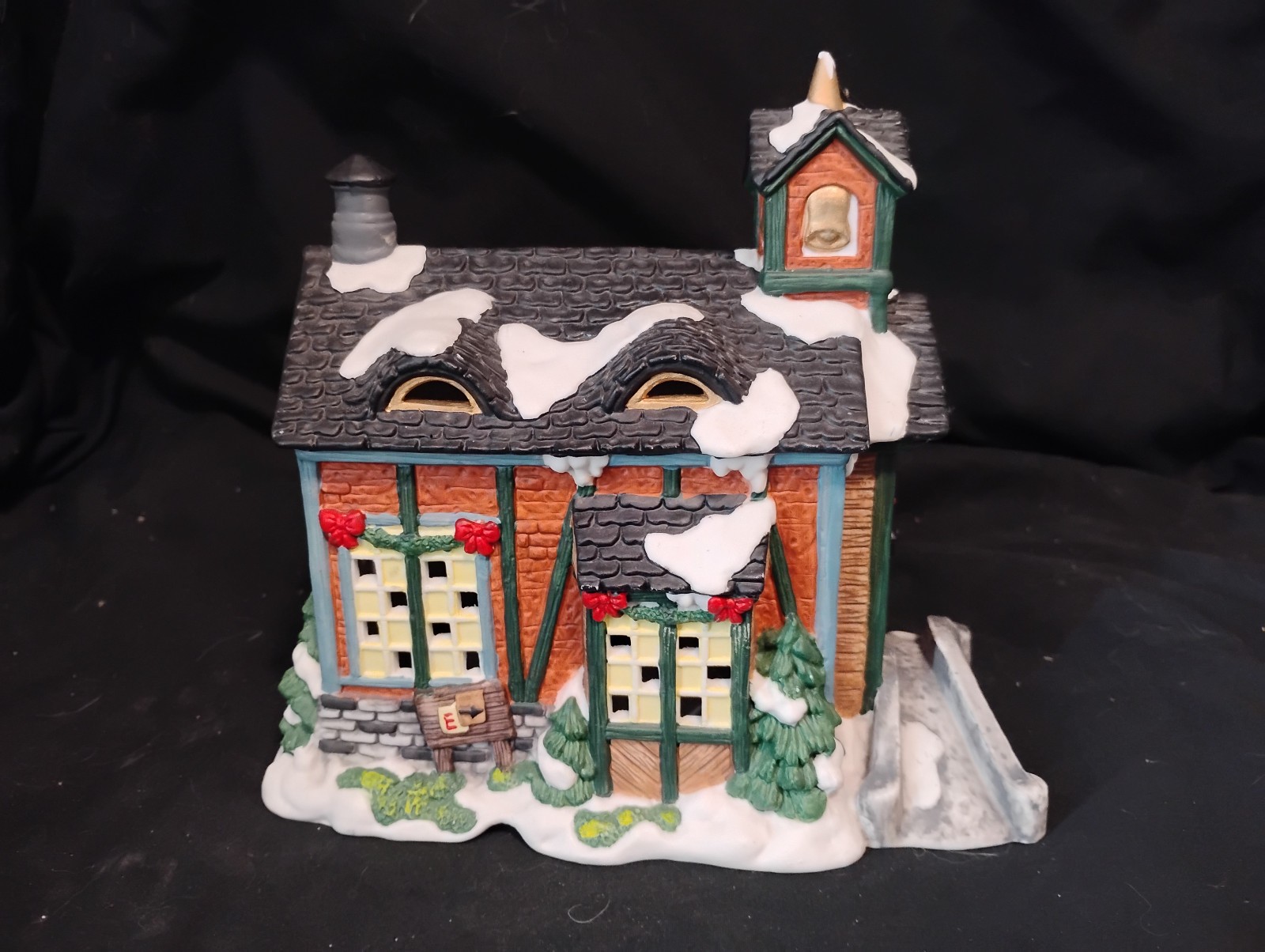 Grandeur Noel Ceramic Christmas Village Green Lake School No Box W/Light