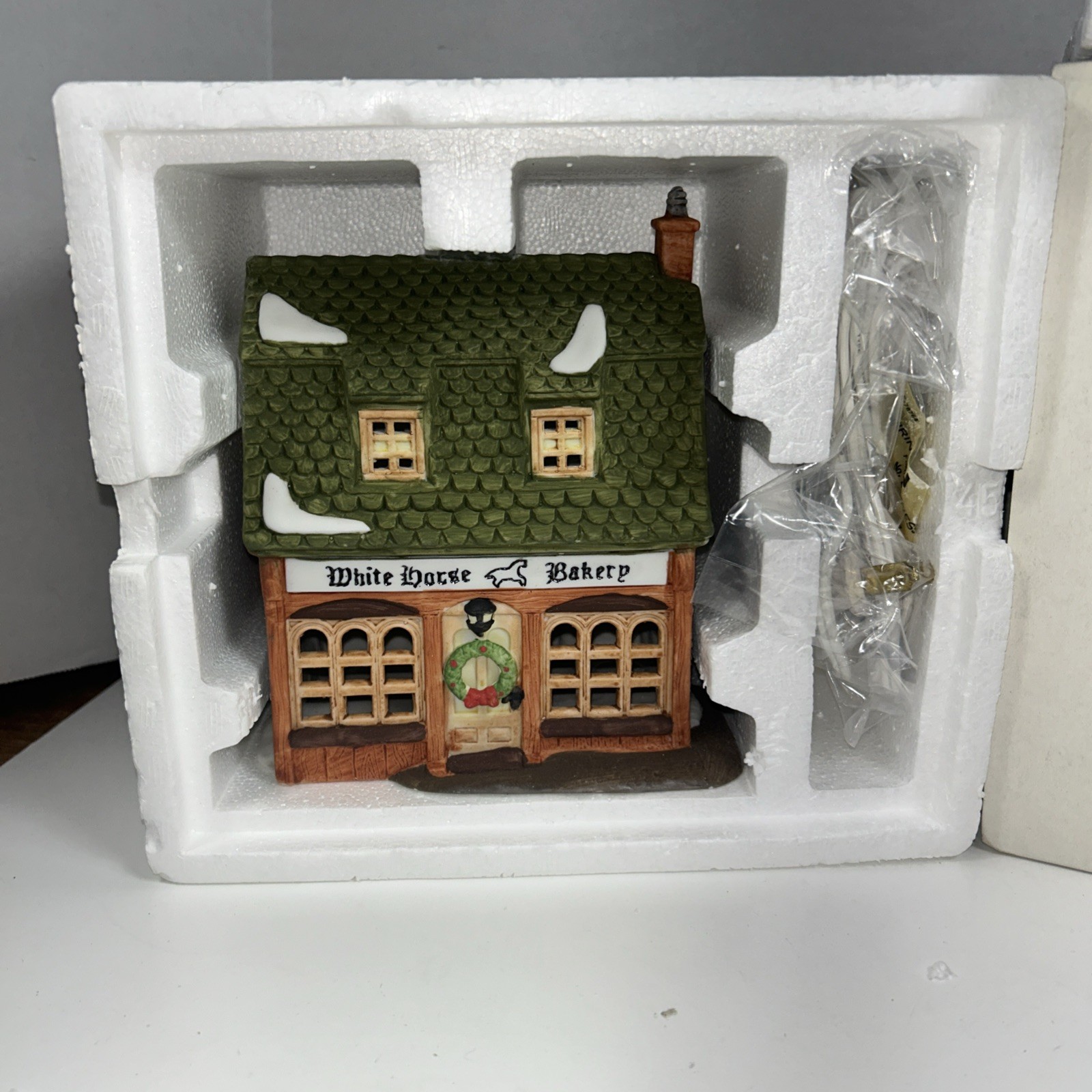 Dept. 56 Dickens’ Village WHITE HORSE BAKERY #5926-9 with Box and Light 1988