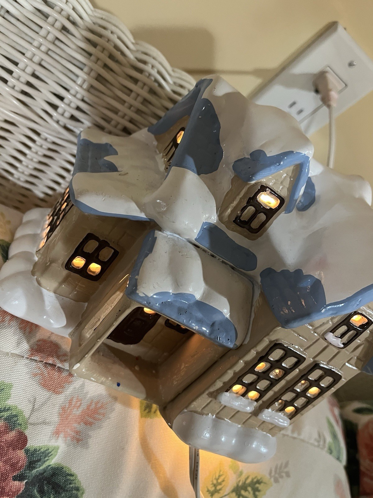 Lighted Country Cottage House of Lloyd Porcelain Snow Covered 1987 VTG