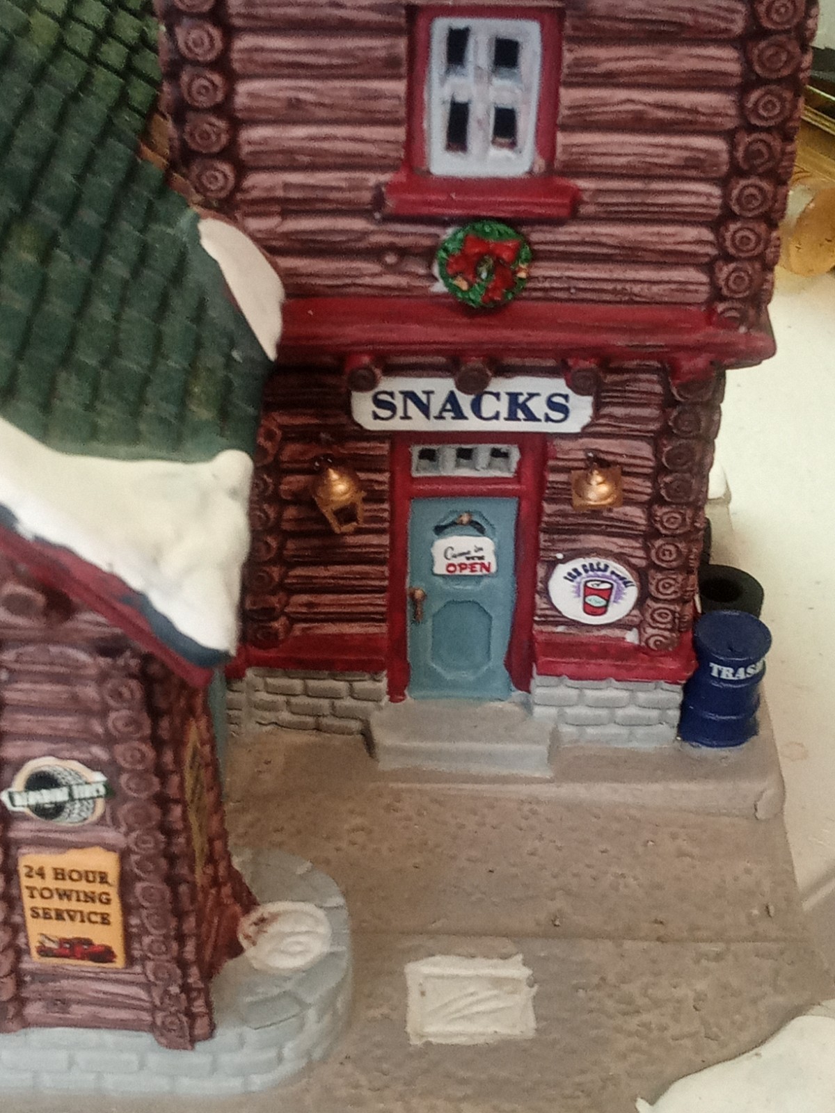 LEMAX Big Pine Gas Station and Snack Shop