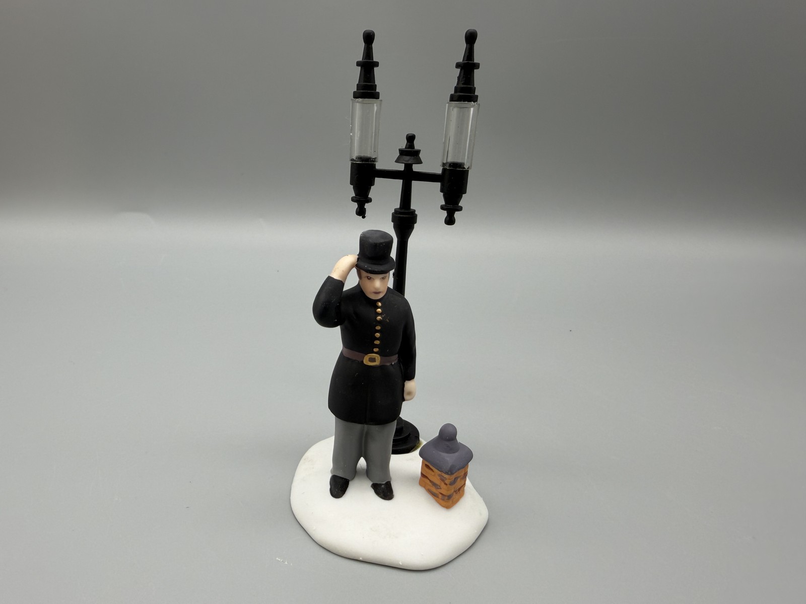 Vintage Dept 56 Heritage Village Constables 3 Porcelain Figurines & Lampppost