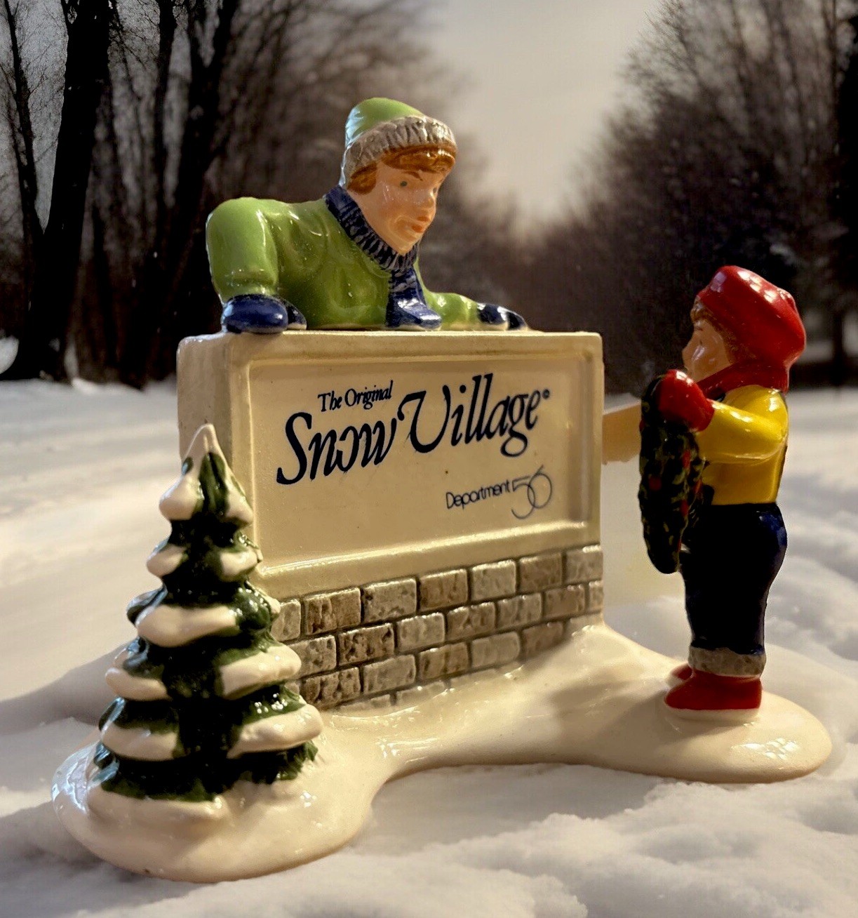 Dept 56 Snow Village “Kids Decorating The Village Sign” Mint Boxed #51349