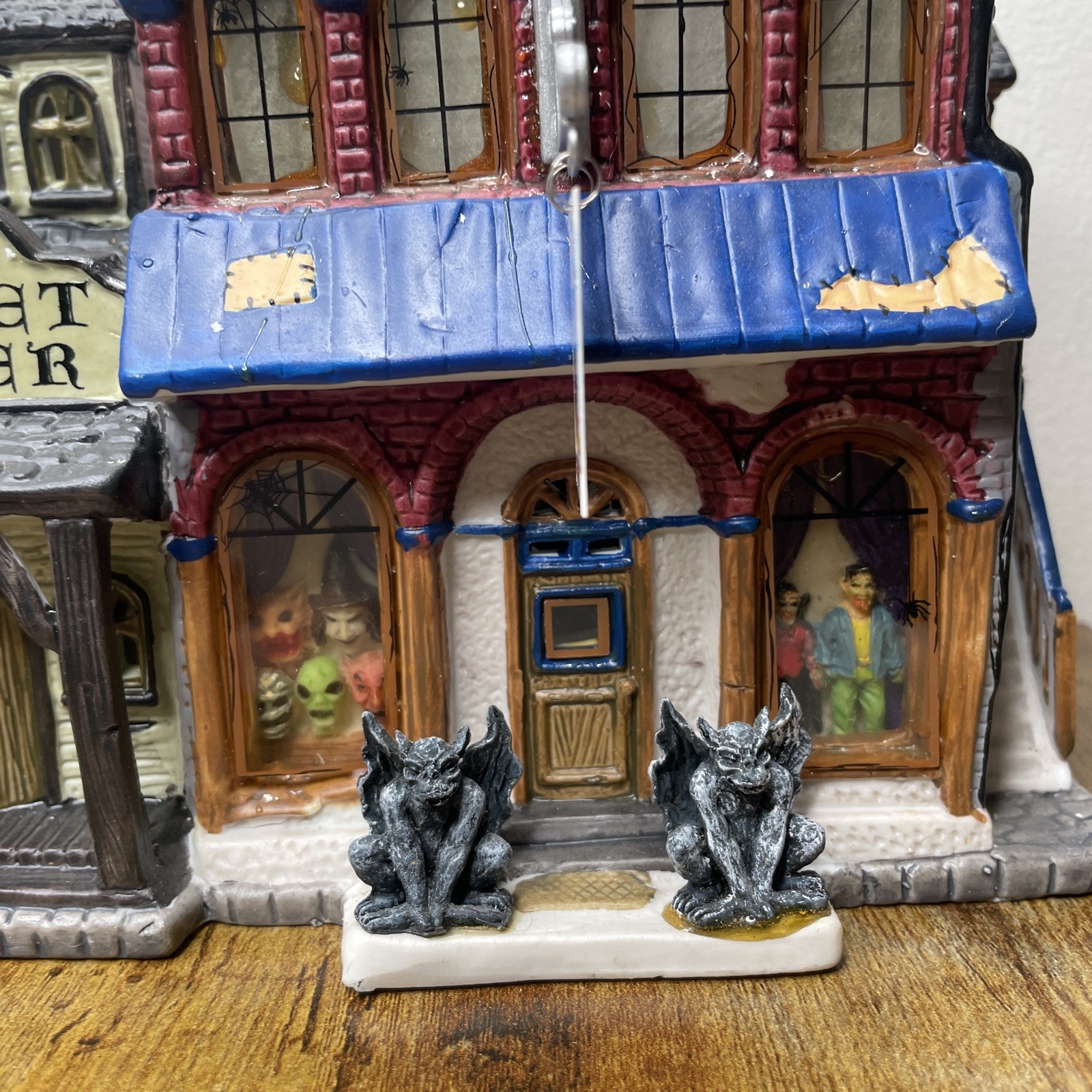 LEMAX Spooky Town Dragon’s Breath Costume Shop 2000 Halloween Village
