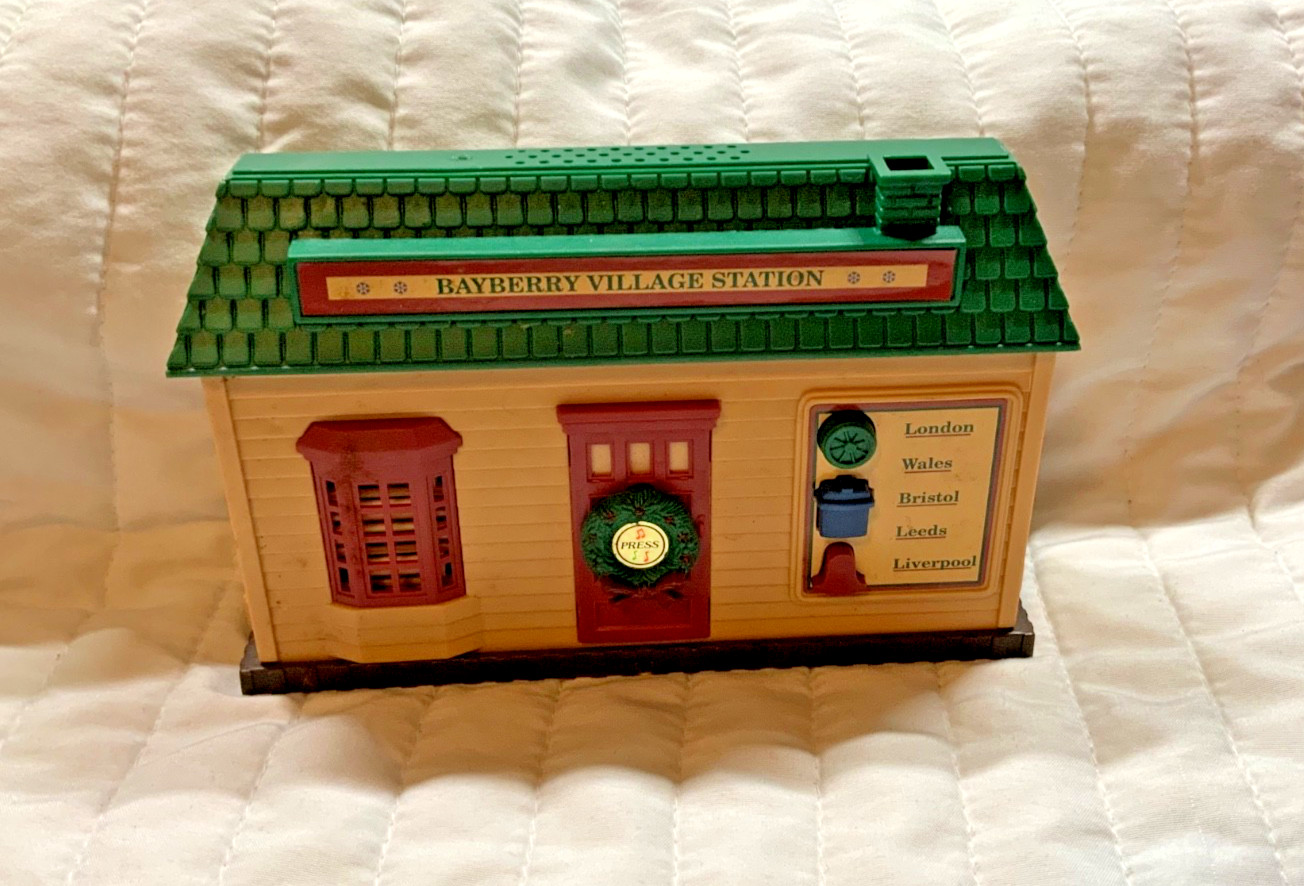 1989 New Bright Bayberry Village Train Station – Sounds plus 2 passenger trains