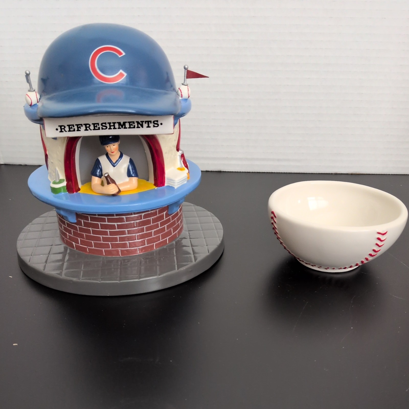 Chicago Cubs Lighted Ceramic Refreshment Stand & Ceramic Baseball Bowl – Dept 56