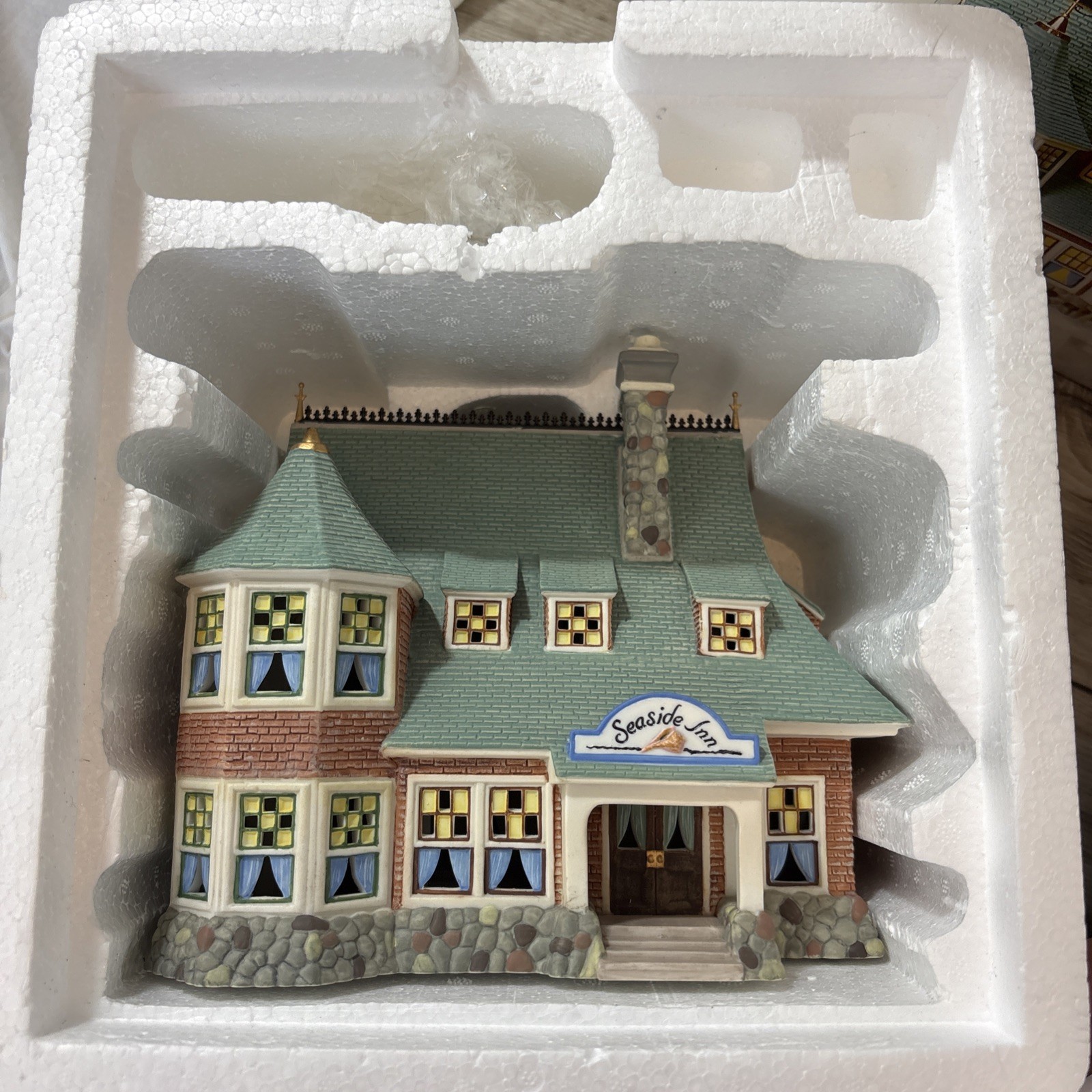 VINTAGE NOS 2001 Dept 56 Season’s Bay Seaside Inn Village House #53449
