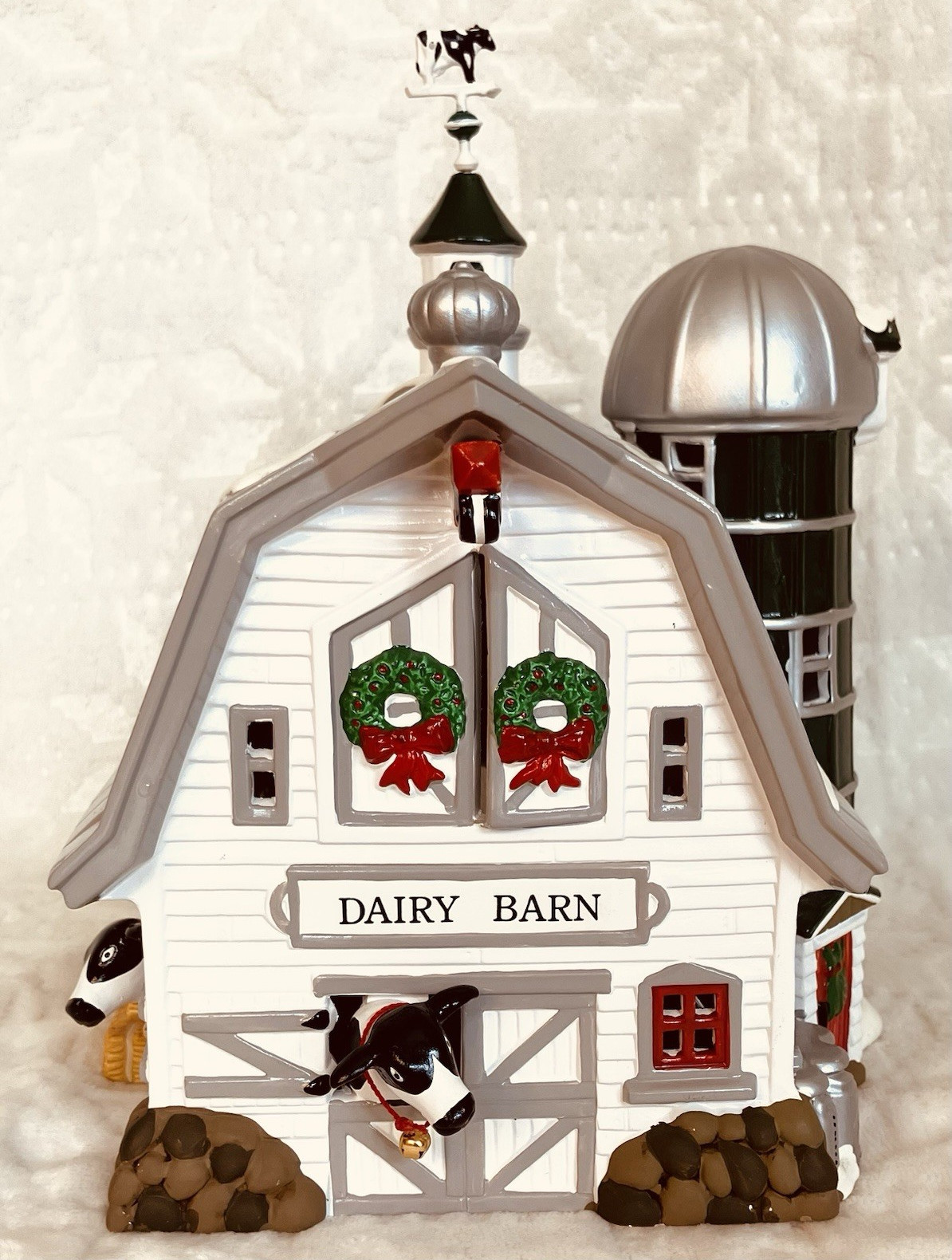 Department 56 Snow Village Dairy Barn (#5446‑1) in original box ceramic