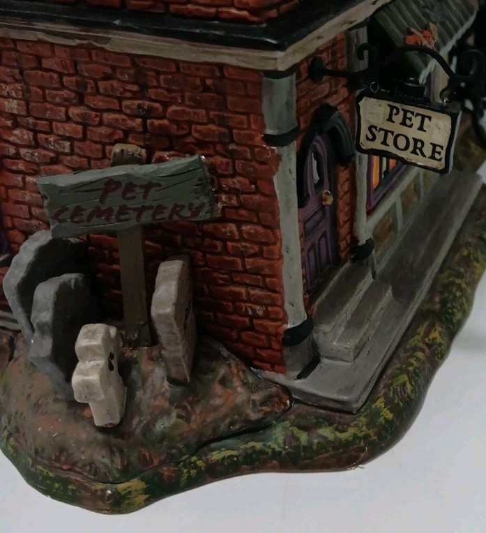 2010 Dept 56 Critter’s Pets & Pelts WORKS #808986 Halloween Village