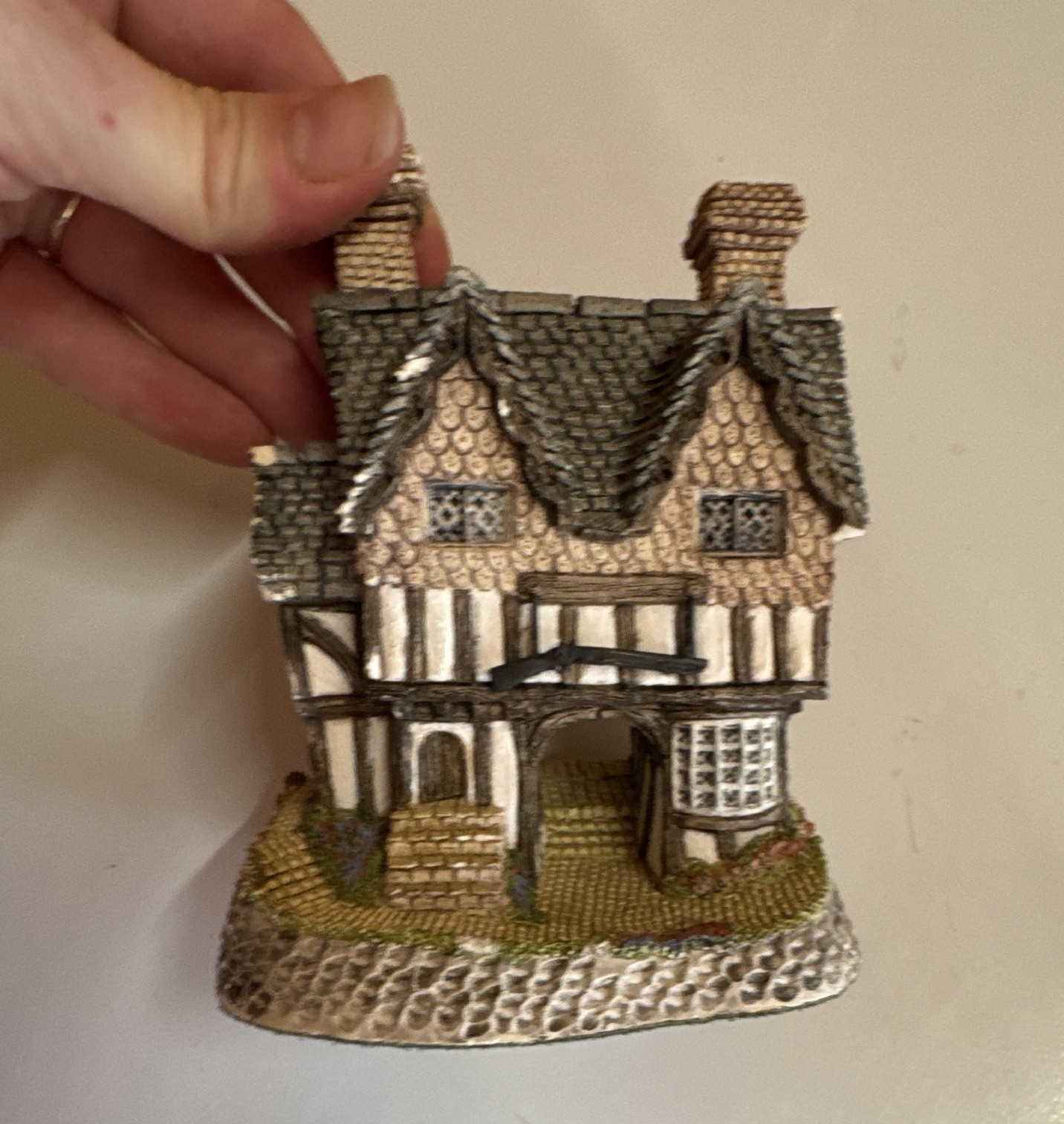 David Winter Handmade Hand Painted Resin Cottage House “Gunsmiths Cottage” 1987