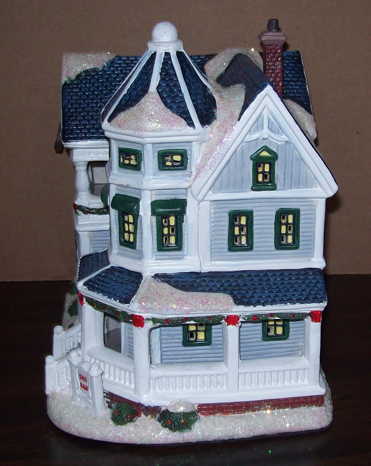 St Nicholas Square “Bed & Breakfast” Village Collection 2017 – LIGHTED INTERIOR