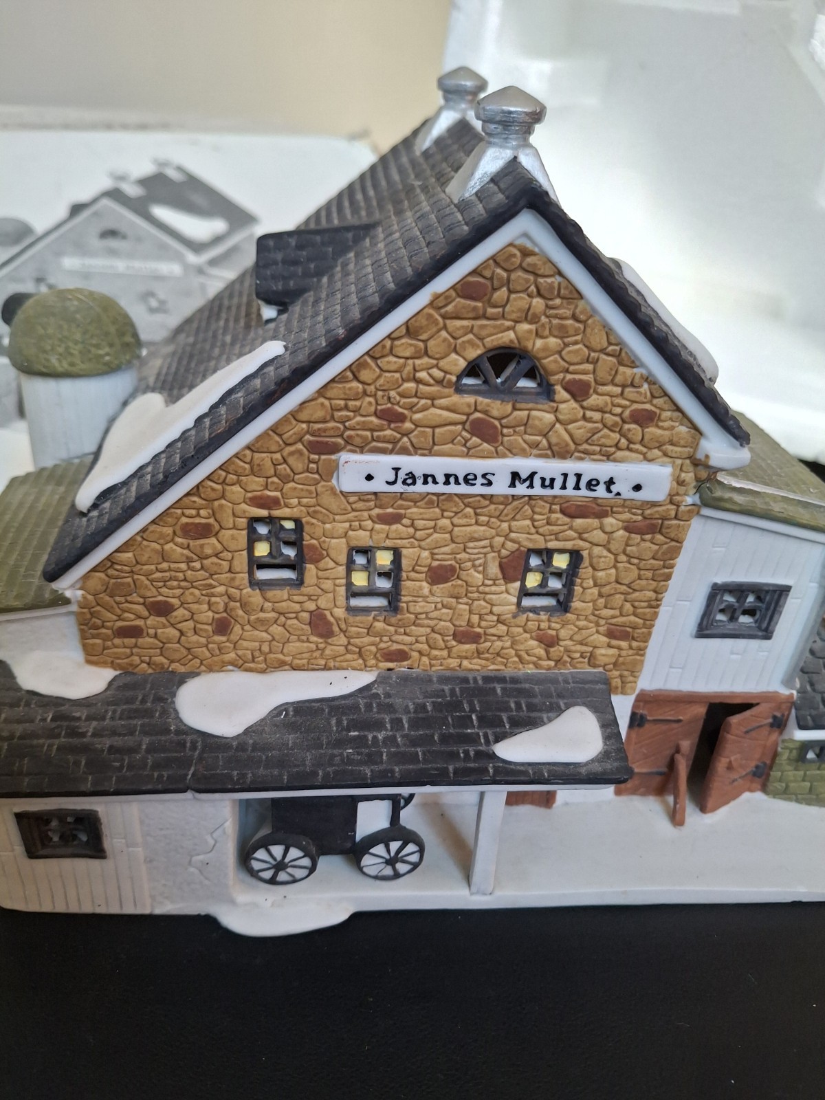2 DEPT 56 New England Village CRAGGY COVE LIGHTHOUSE & JANNES MULLET AMISH BARN