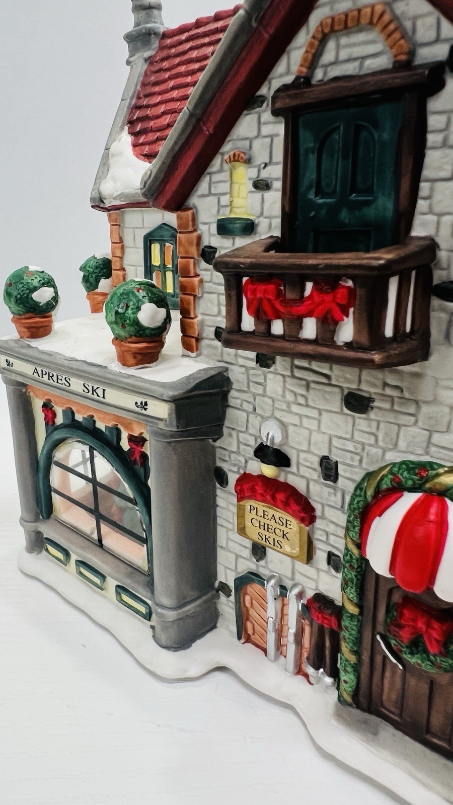 Christmas Delights “Apres Ski Lodge” Porcelain Lighted House Excellent !