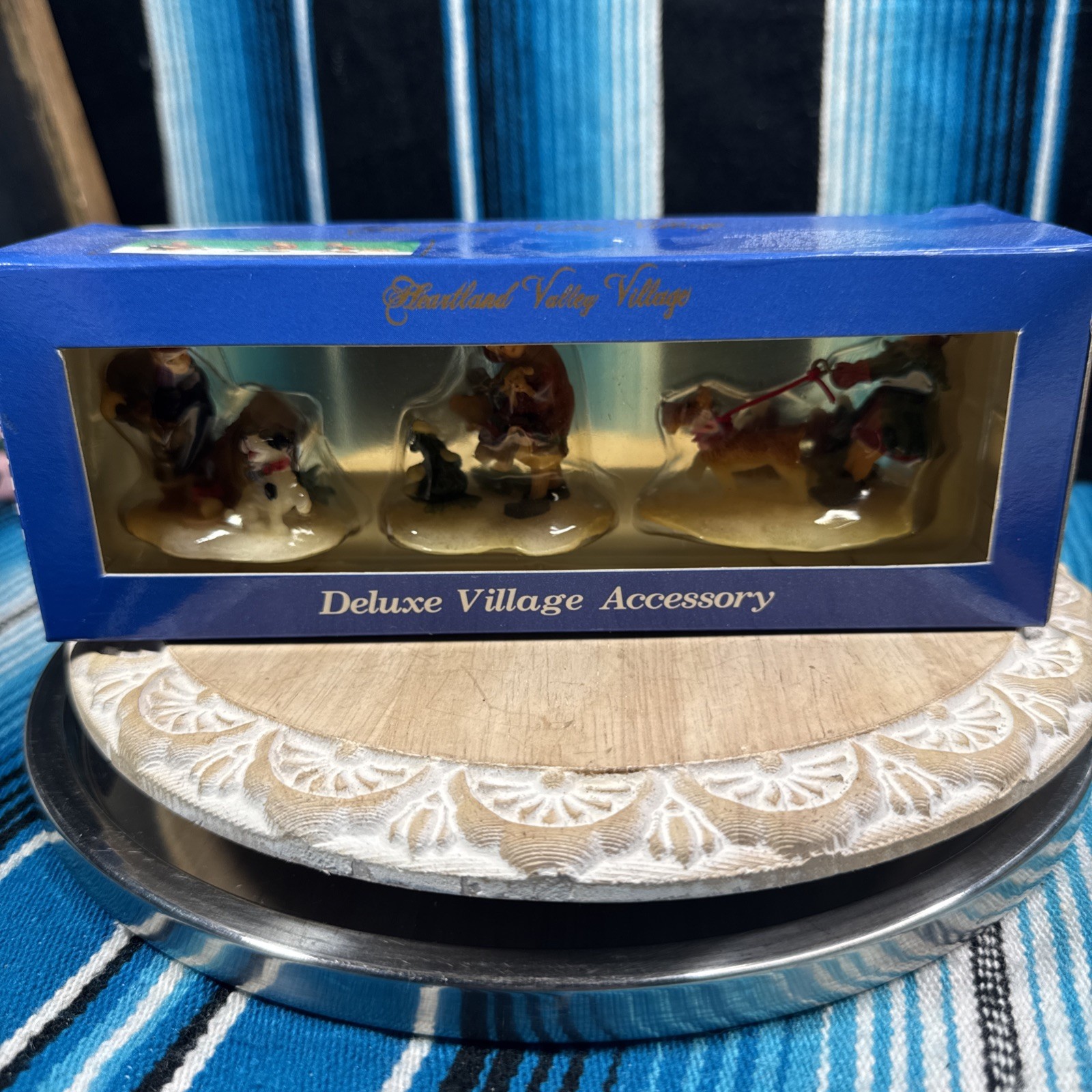 Heartland Valley Village Deluxe Accessory Figurine Set 3 People Dogs Box O’Well
