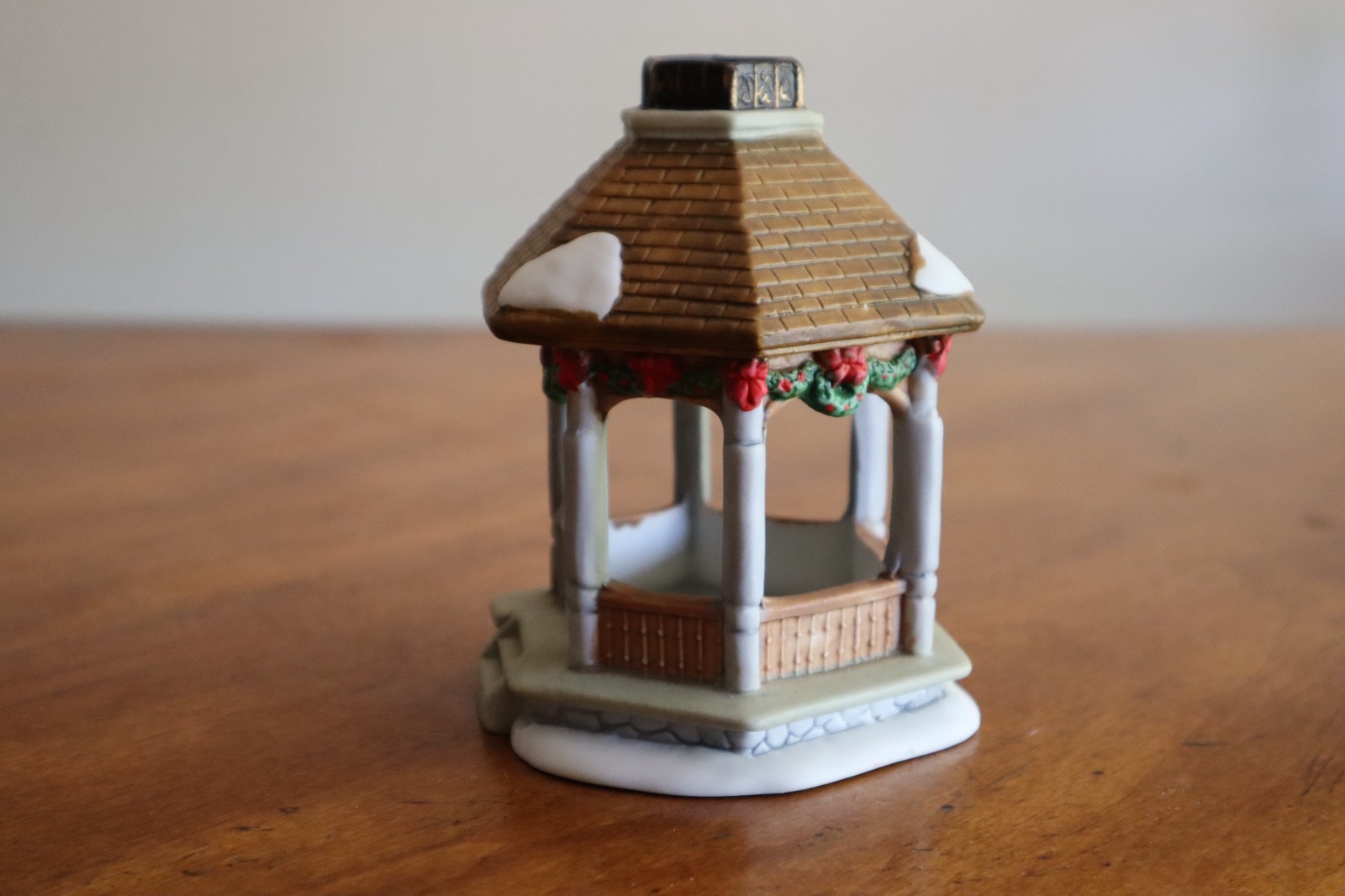 Christmas Village Figurine Snow Covered Gazebo Red Bows Wreath 4.5″ Tealight?