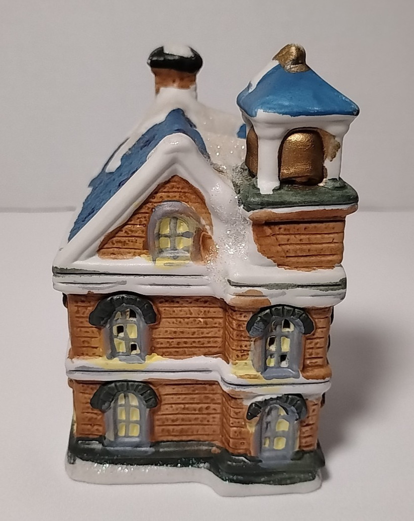 2004 Village Christmas School w/Window Decoration