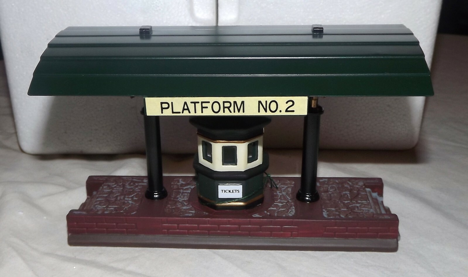 Dept 56 Heritage Village “Victoria Station Train Platform” 5575-1 in Box