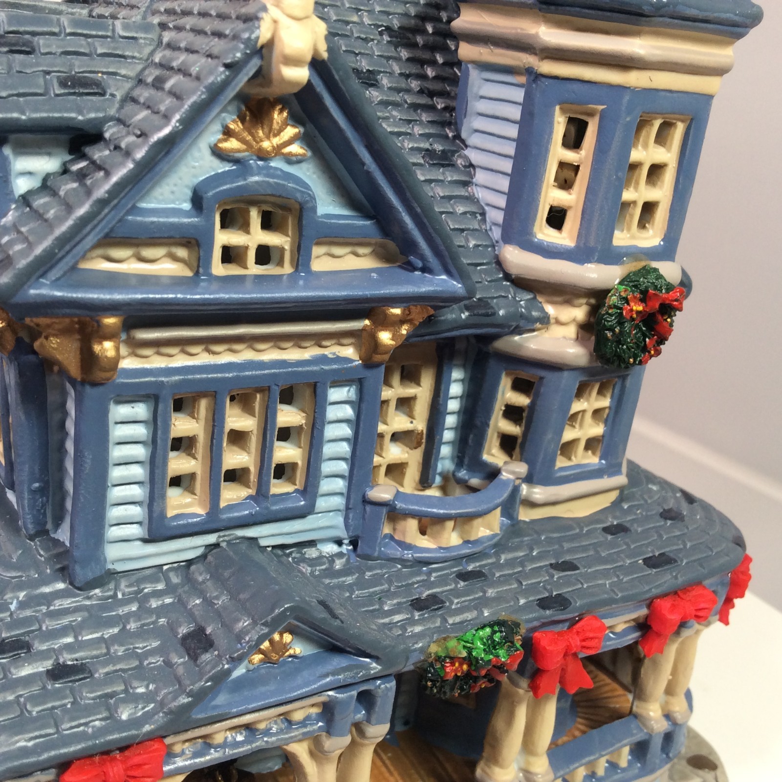2004 LEMAX Coventry Cove Village Lighted “BENSEN HOUSE” #45116