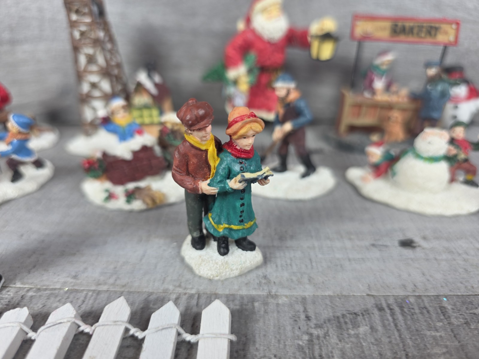 Christmas Village Figurines Accessories Decor 1-2″ Mixed Lot of 15 Pieces 25e1